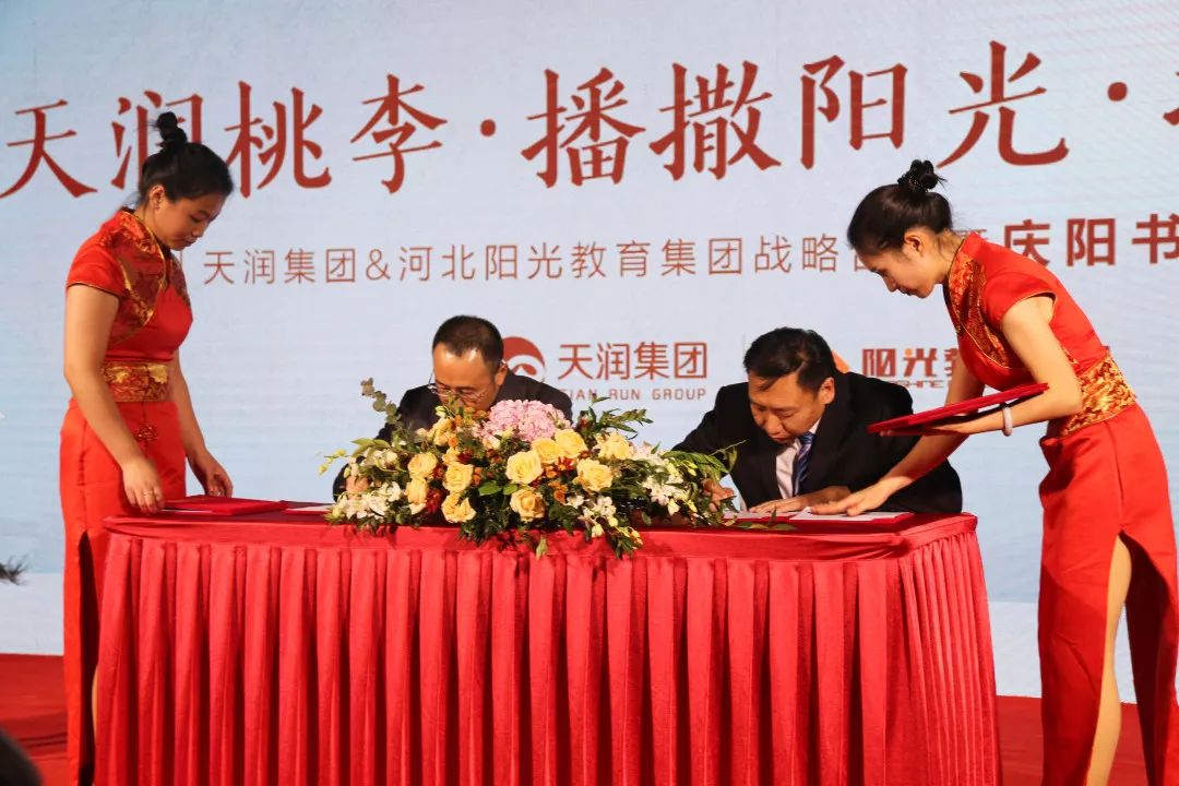 图片包含 人员, 红色, 男士, 户外描述已自动生成