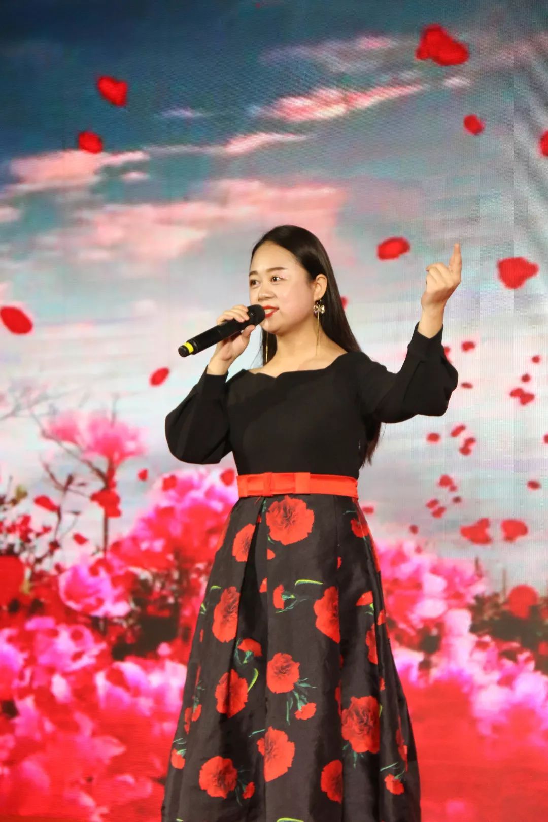 图片包含 人员, 色彩绚丽的, 服装, 室内描述已自动生成